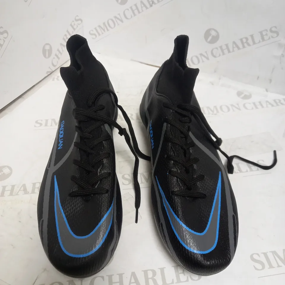 DAOQUAN FOOTBALL CLEATS WITH PITCH SPIKES 