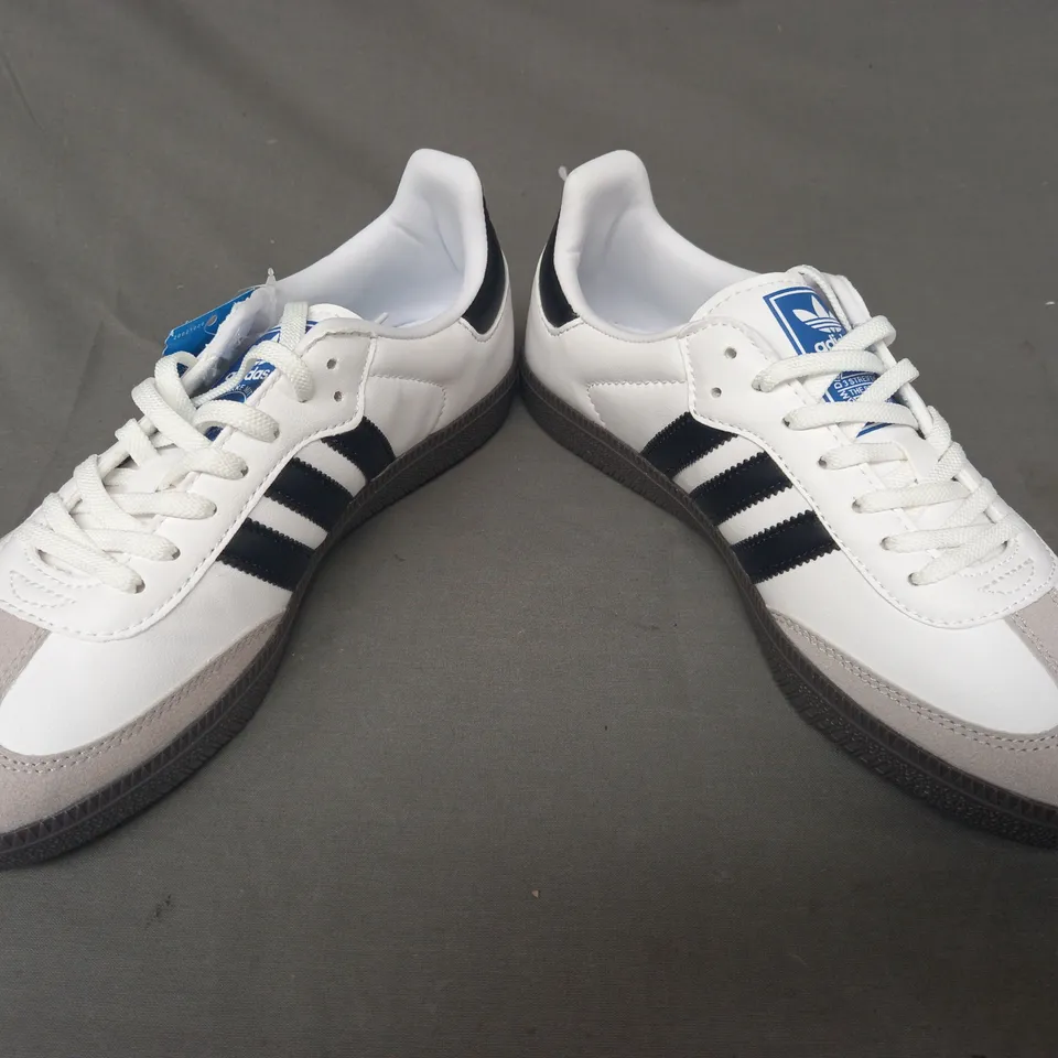 BOXED PAIR OF ADIDAS SAMBA SHOES IN WHITE/BLACK UK SIZE 6.5