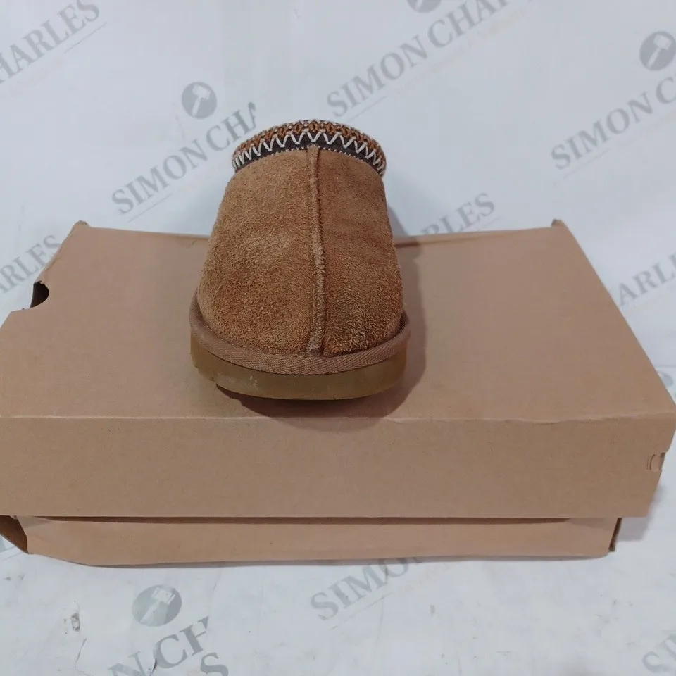 BOXED PAIR OF UGG W TASMAN SLIP-ON SHOES IN TAN UK SIZE 4