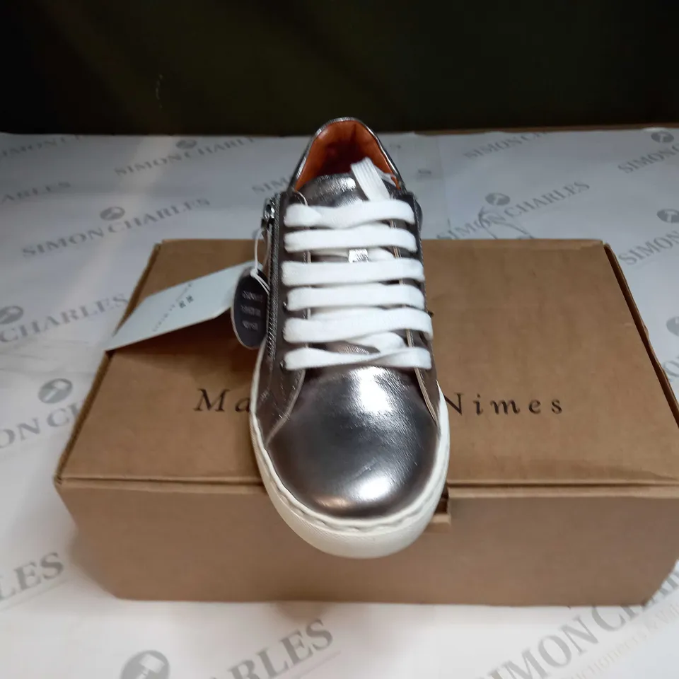 BOXED PAIR OF MAISON DE NIMES LEATHER ZIP SIDE TRAINERS IN PEWTER - SIZE 5 