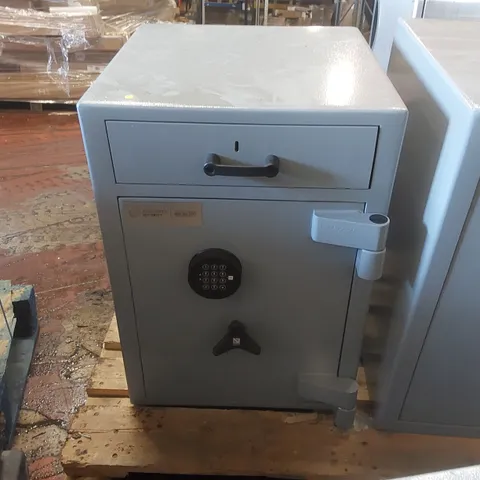 ASSOCIATED SECURITY HEAVY DUTY SECURITY SAFE - LOCKED