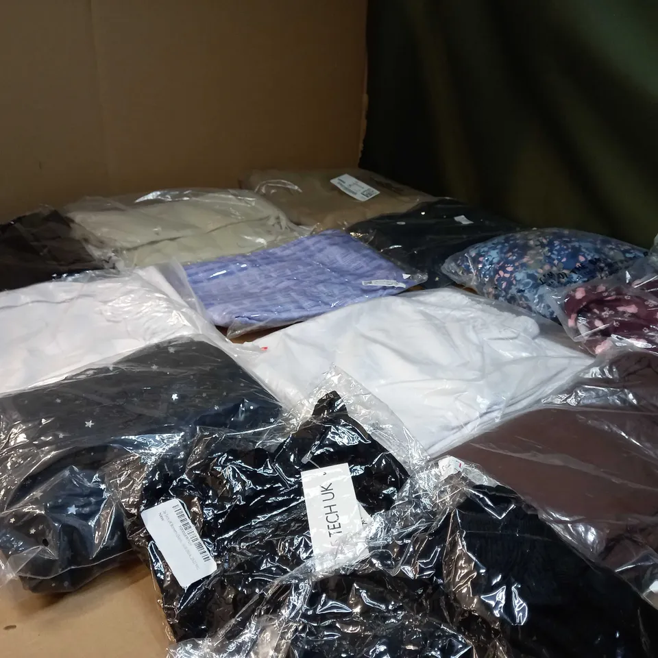 LOT OF APPROX 25 ASSORTED CLOTHING ITEMS VARYING IN SIZE/COLOUR/STYLE TO INCLUDE: TROUSERS, TOPS, DRESSES