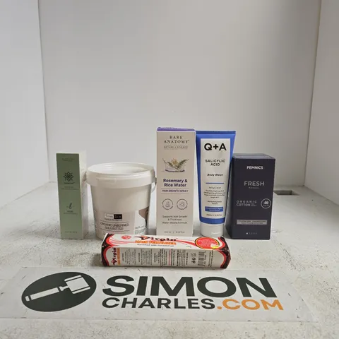 TOTE OF APPROXIMATELY 15 ASSORTED BEAUTY ITEMS INCLUDING FEMNICS FRESH PANTY LINER, Q + A SALICYLIC ACID BODY WASH AND BARE ANATOMY ROSEMARY + RICE WATER
