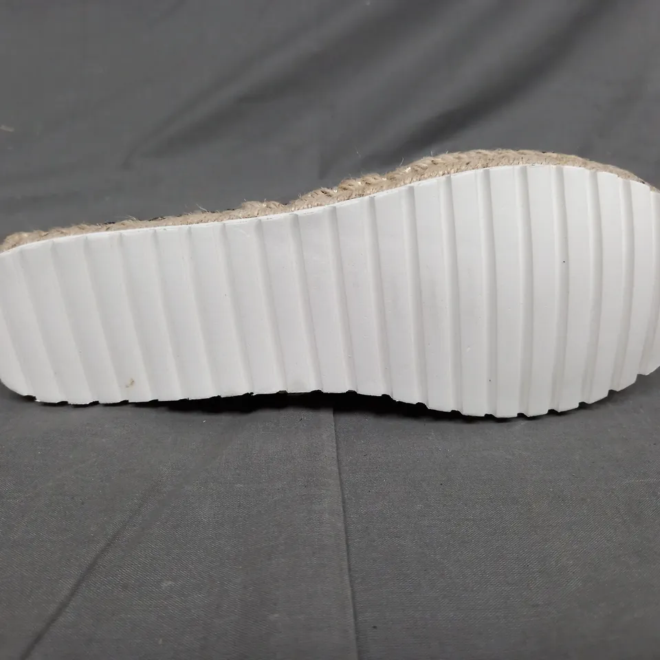 BOX OF APPROXIMATELY 10 PAIRS OF APPLE FOOTWEAR SHOES IN BLACK - VARIOUS SIZES 