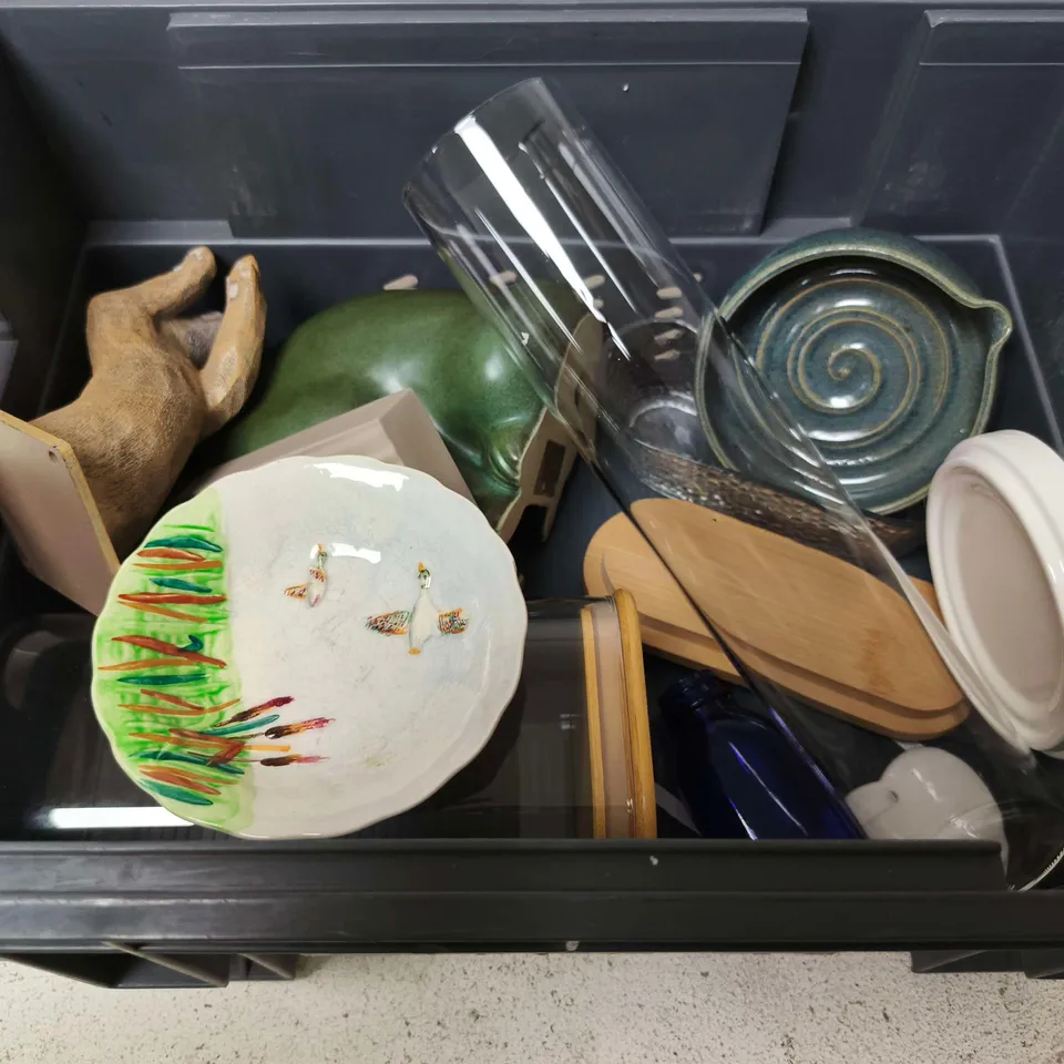 LOT OF APPROXIMATELY 10 ASSORTED POTTERY AND GLASS ITEMS