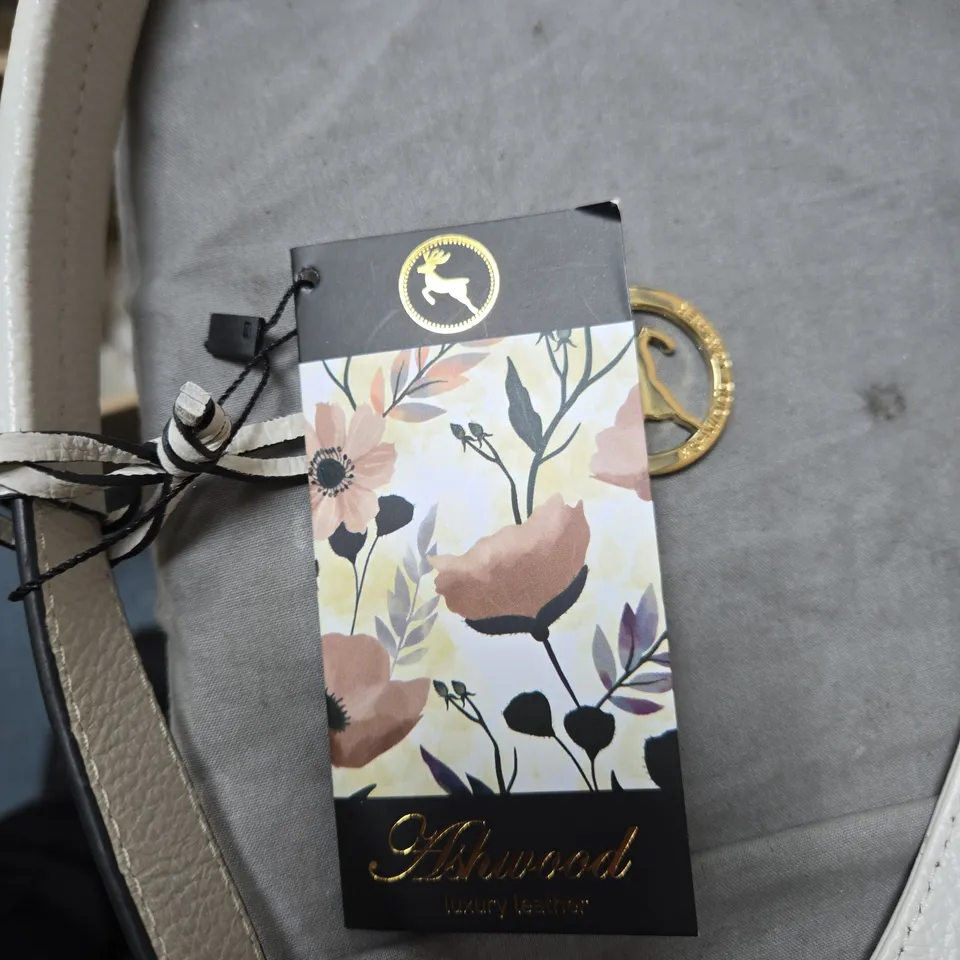 ASHWOOD WHITE LEATHER HANDBAG WITH FRONT ZIP POCKET