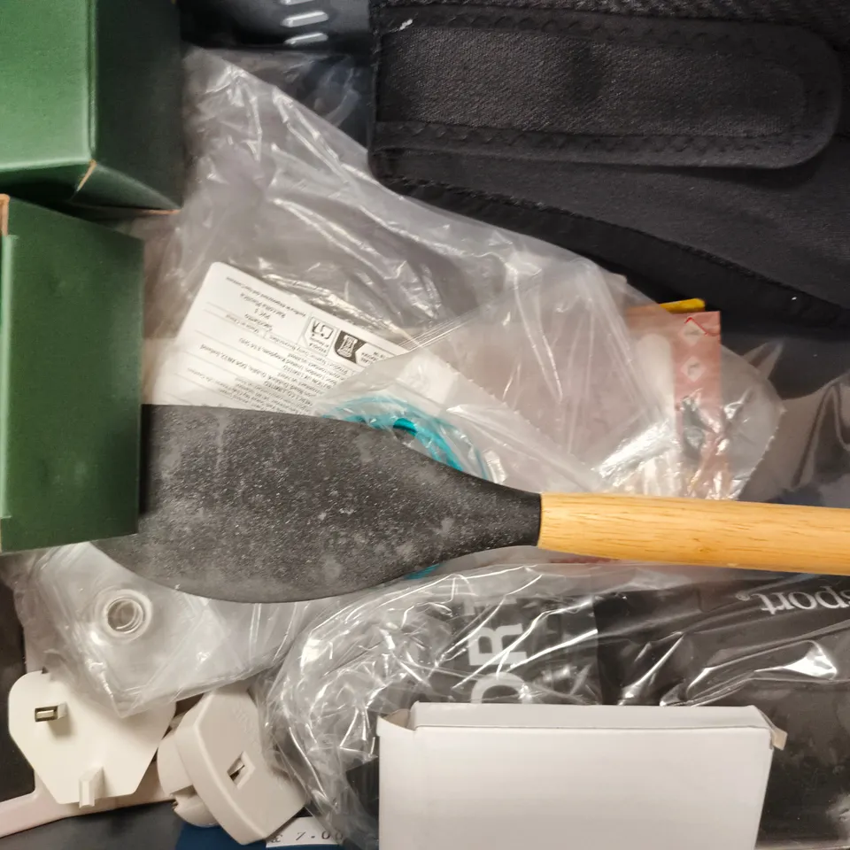APPROXIMATELY 8 ASSORTED HOUSEHOLD ITEMS TO INCLUDE