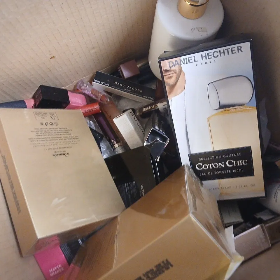 APPROXIMATELY 25 ASSORTED COSMETICS ITEMS TO INCLUDE DANIEL HECHTER COTTON CHIC, MAC LIPSTICK, MARC JACOBS LE MARC, ETC - COLLECTION ONLY