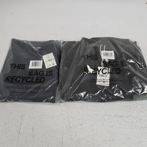 APPROXIMATELY 10 ASSORTED CLOTHING ITEMS IN VARIOUS SIZES, COLOURS & STYLES TO INCLUDE GARAGE JACKET, HEABY WEIGHT TEE, ETC