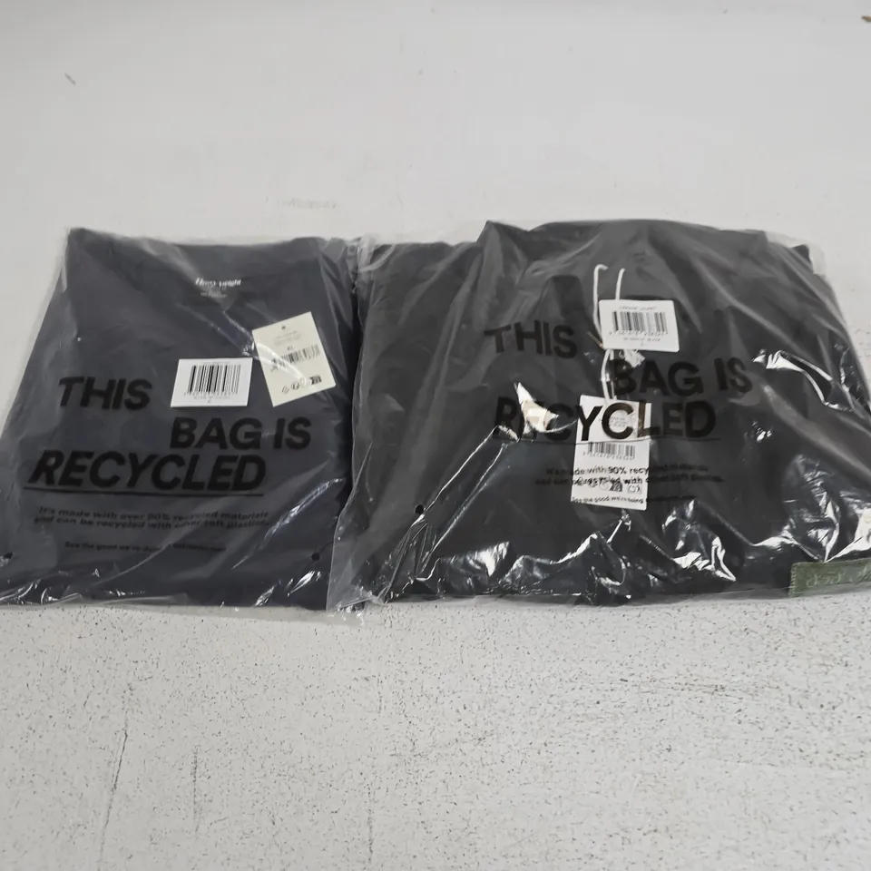 APPROXIMATELY 10 ASSORTED CLOTHING ITEMS IN VARIOUS SIZES, COLOURS & STYLES TO INCLUDE GARAGE JACKET, HEABY WEIGHT TEE, ETC