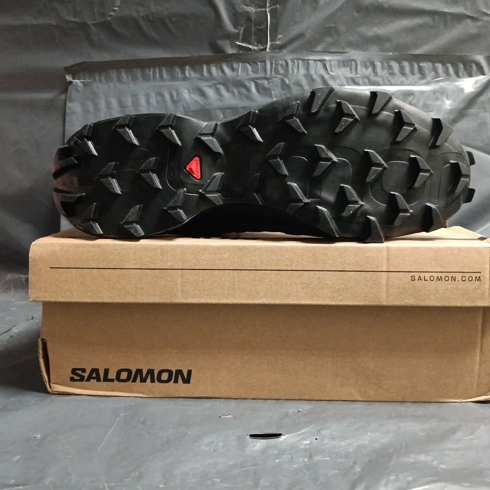 BOXED PAIR OF SALOMON SPEEDCROSS SHOES IN GREY SIZE UK 8.5