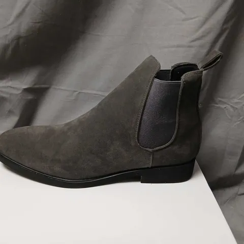CONZURI HAMPTON'S SUEDE CHELSEA BOOTS – UK9 (US9.5 / EU43)