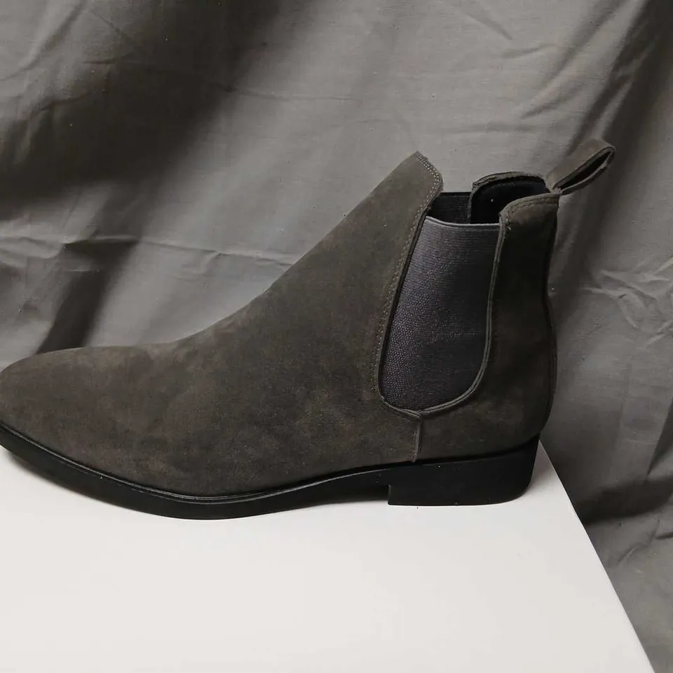 CONZURI HAMPTON'S SUEDE CHELSEA BOOTS – UK9 (US9.5 / EU43)