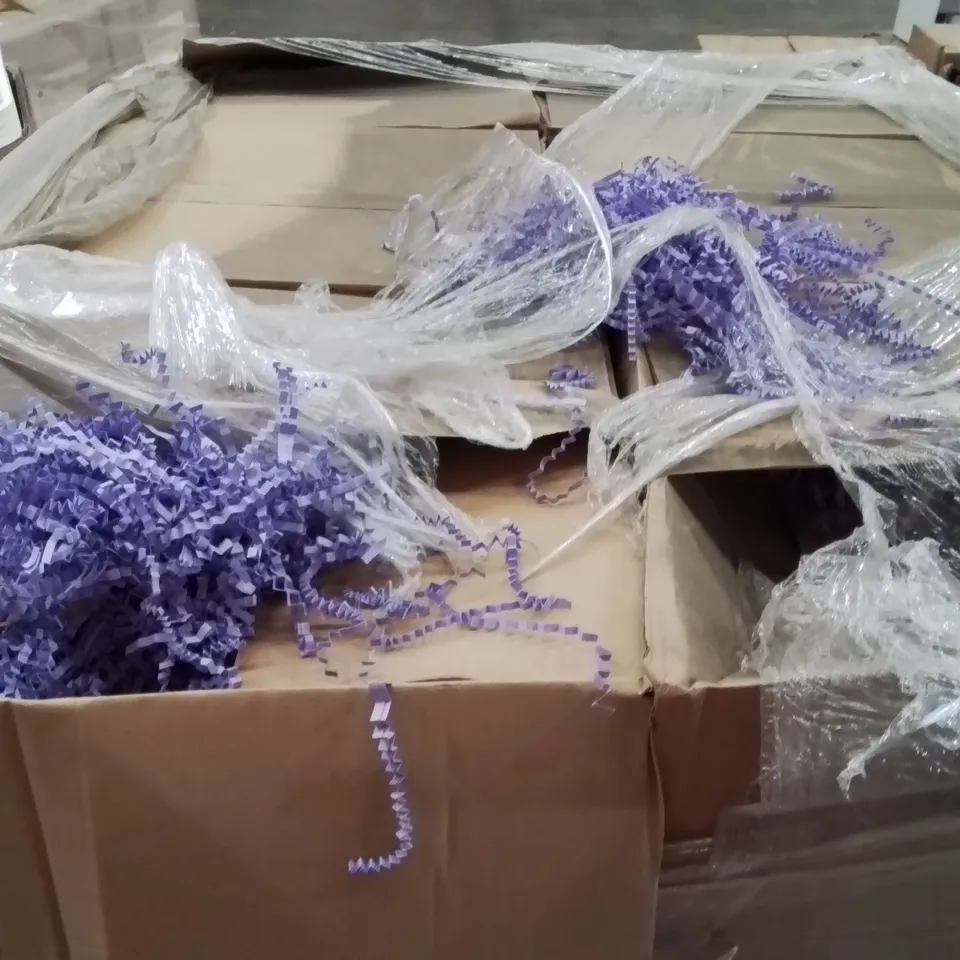PALLET CONTAINING A LARGE QUANTITY OF ZIG ZAG SHREDDED CRAFT PAPER