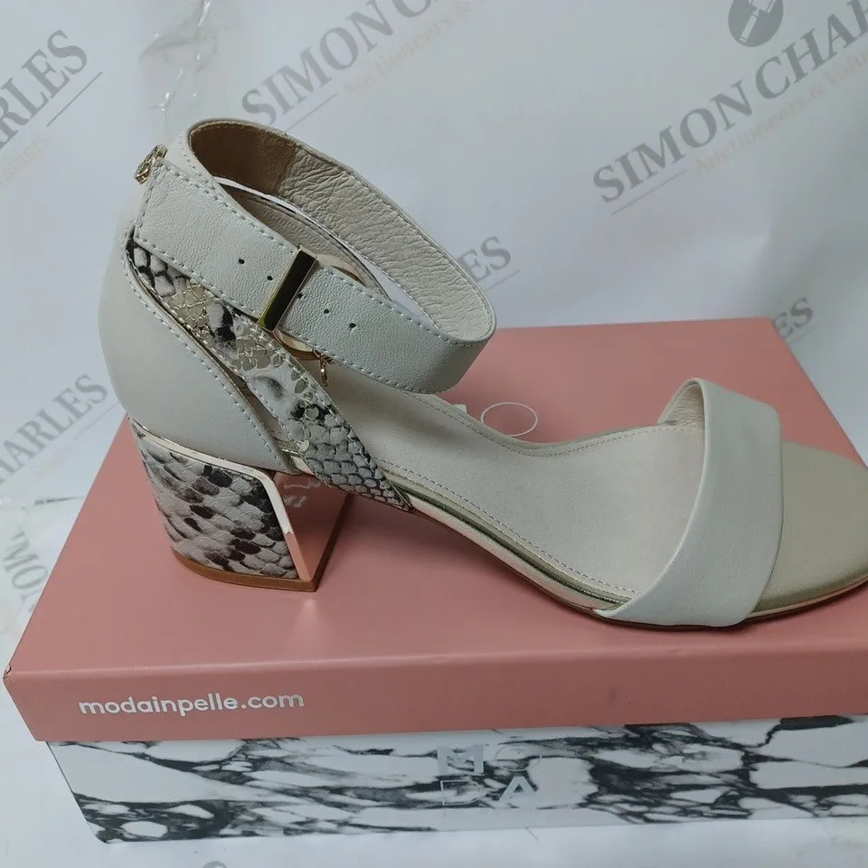 BOXED PAIR OF MODA IN PELLE SANDALS OFF-WHITE SIZE 7