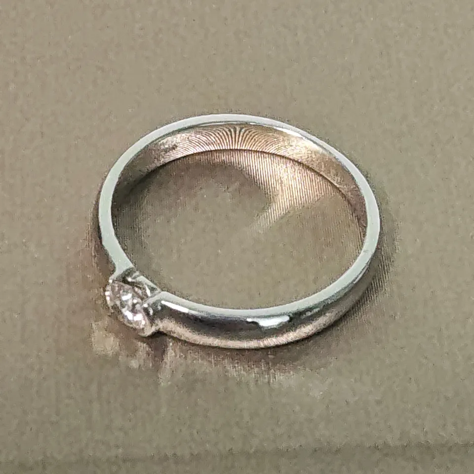 18CT WHITE GOLD SOLITAIRE RING SET WITH A NATURAL DIAMOND