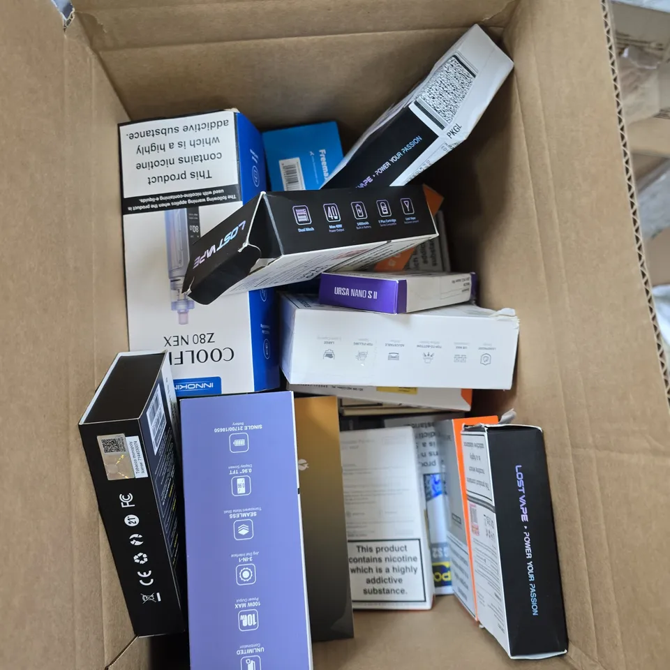 BOX OF APPROXIMATELY 30 ASSORTED E-CIGARETTES AND ACCOMPANIMENTS TO INCLUDE: VARIOUS VOOPOO ITEMS 