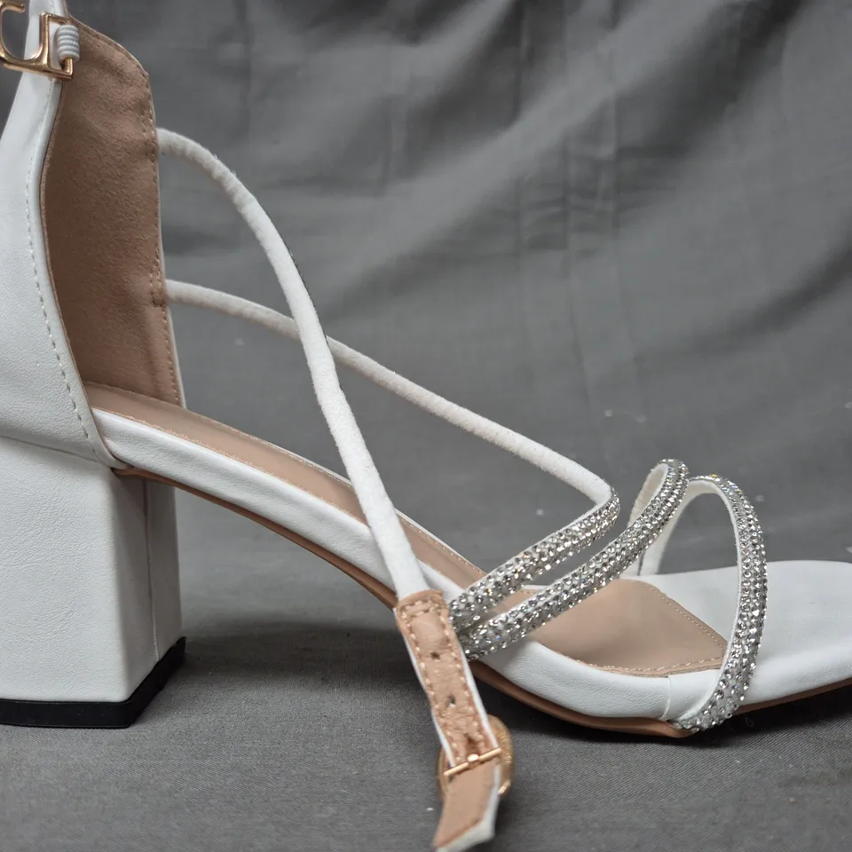 BOXED PAIR OF UNBRANDED OPEN TOE BLOCK HEEL SANDALS IN WHITE W. DIAMANTE EFFECT EU SIZE 38