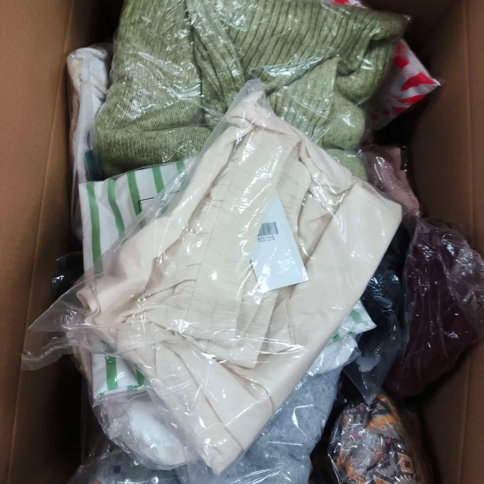 APPROXIMATELY 20 ASSORTED WOMENS CLOTHING ITEMS IN VARIOUS SIZES & STYLES