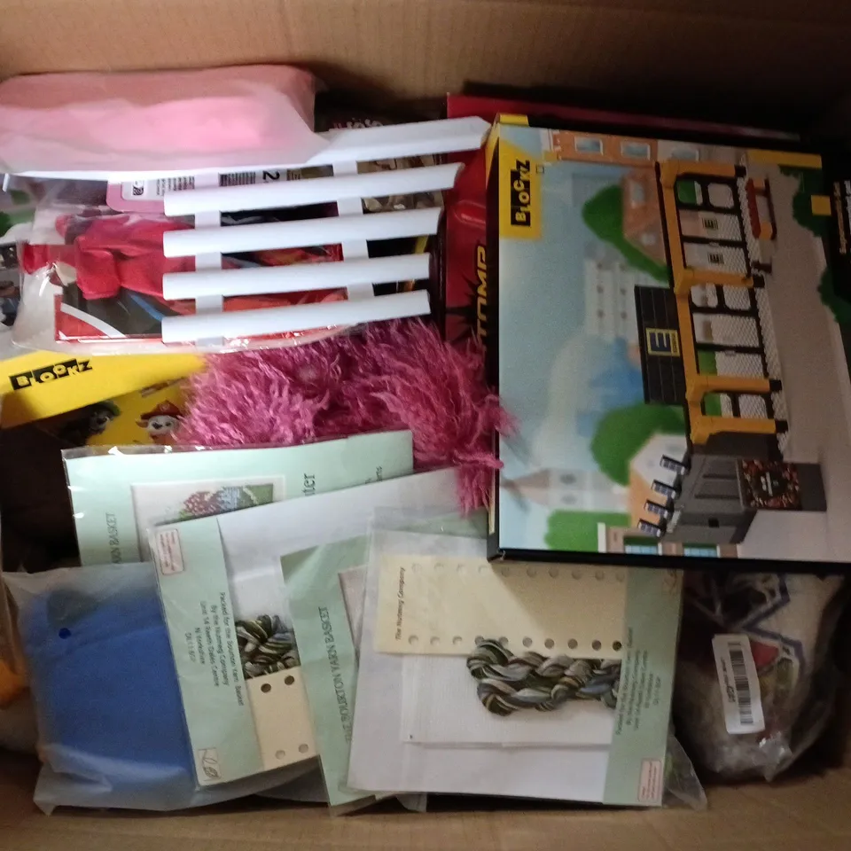 APPROXIMATELY 20 ASSORTED TOYS, GAMES, GIFTS AND NOVELTIES TO INCLUDE STOMP ROCKET, BLOCKZ SUPERMARKET SET, PAW PATROL GIFT WRAP, ETC - COLLECTION ONLY