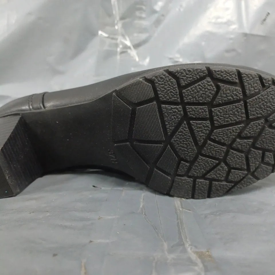 BOXED PAIR OF SOFT LINE BLOCK HEEL SHOES IN BLACK SIZE EU 37
