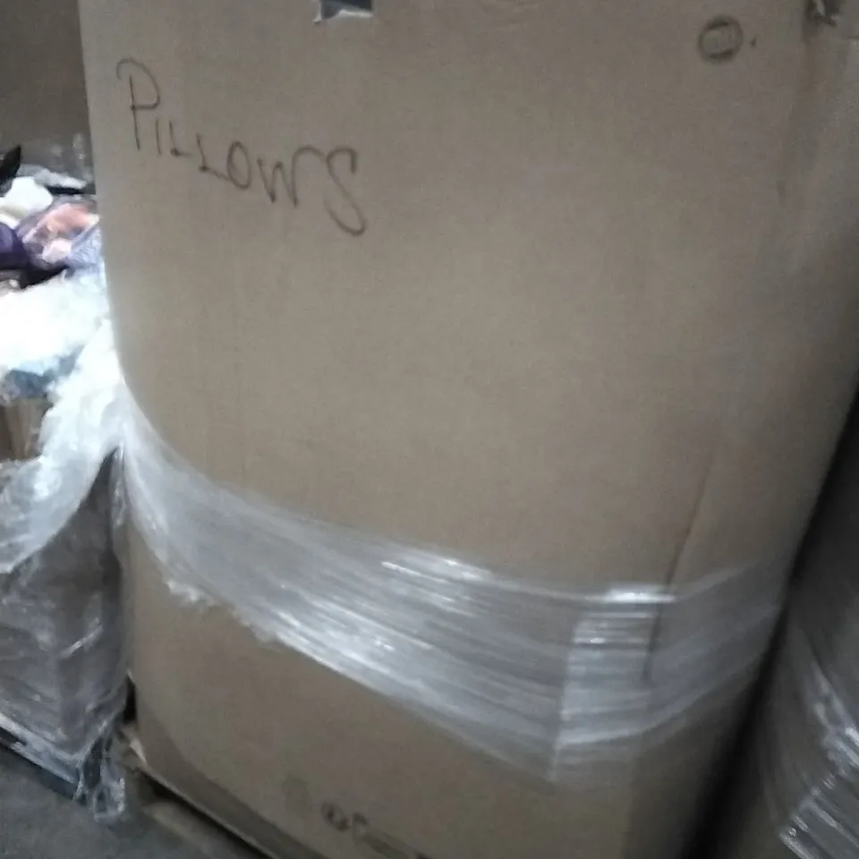 A PALLET CONTAINING A LARGE QUANTITY OF PILLOWS WHICH INCLUDE; MEMORY FOAM, CERVICAL PILLOW ETC