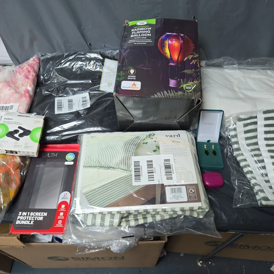 APPROXIMATELY 12 ASSORTED HOUSEHOLD ITEMS TO INCLUDE YARD FITTED SHEET, BAGGED CLOTHING, AND HAND TOWELS ETC. 