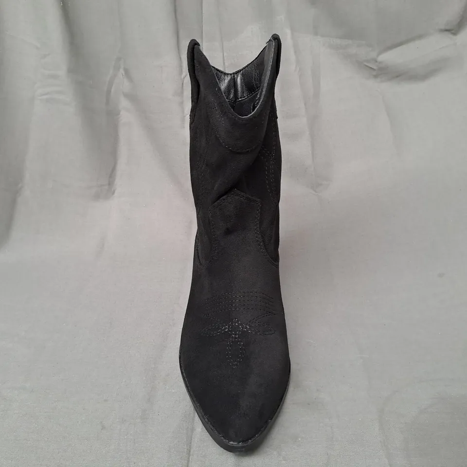 BOXED PAIR OF BOOHOO WIDE FIT WESTERN COWBOY BOOTS IN BLACK SIZE 6