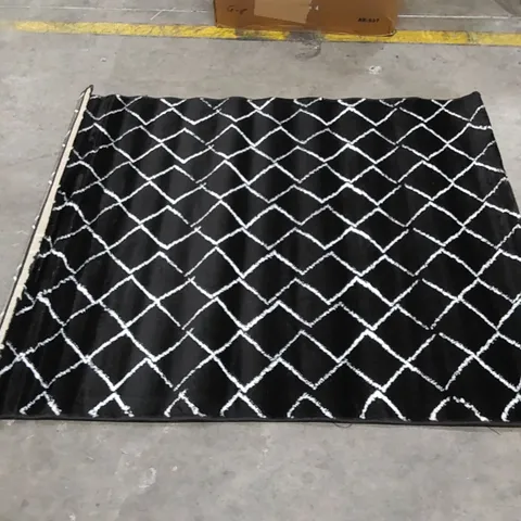 ZIGZAG NOIR DIAMOND PATTERN RUG - BLACK // SIZE: 120 X 160cm