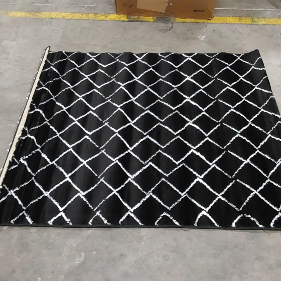 ZIGZAG NOIR DIAMOND PATTERN RUG - BLACK // SIZE: 120 X 160cm