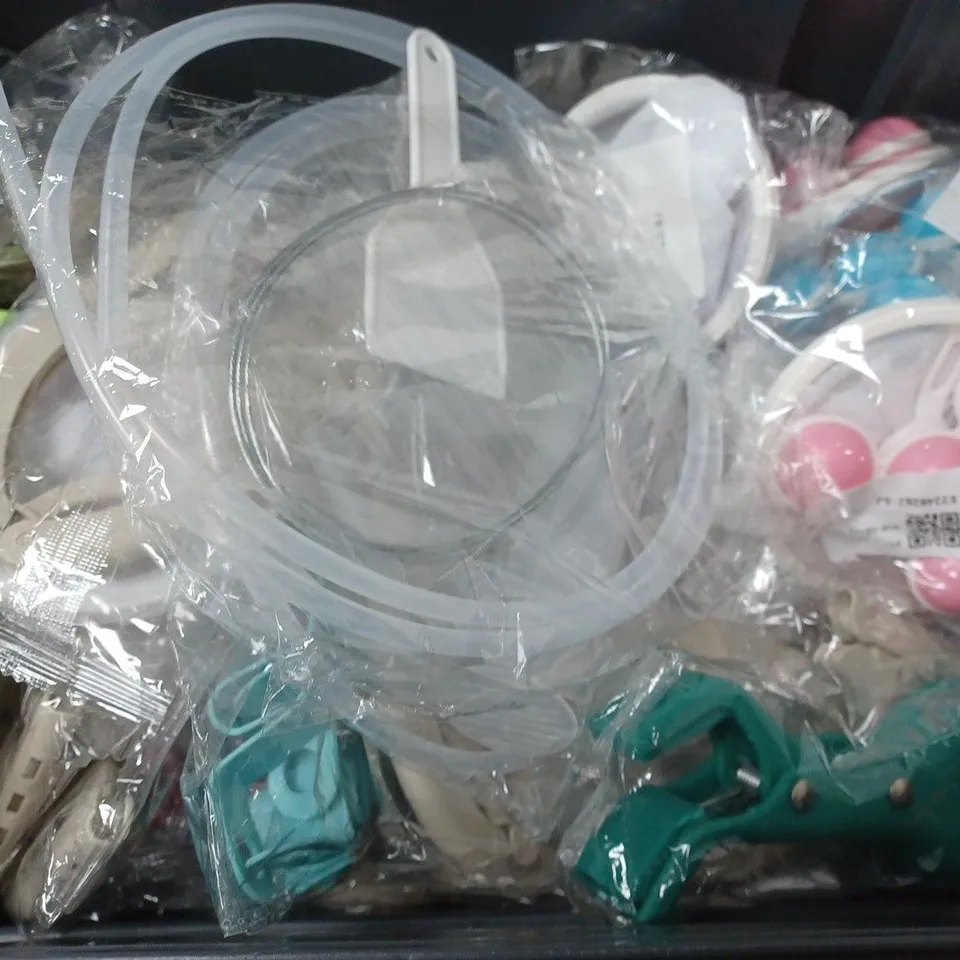 BOX OF APPROXIMATELY 12 ASSORTED ITEMS TO INCLUDE - UNBRANDED BOUNCY BALL , 10 TEA LIGHTS , DYMO LABELS ETC