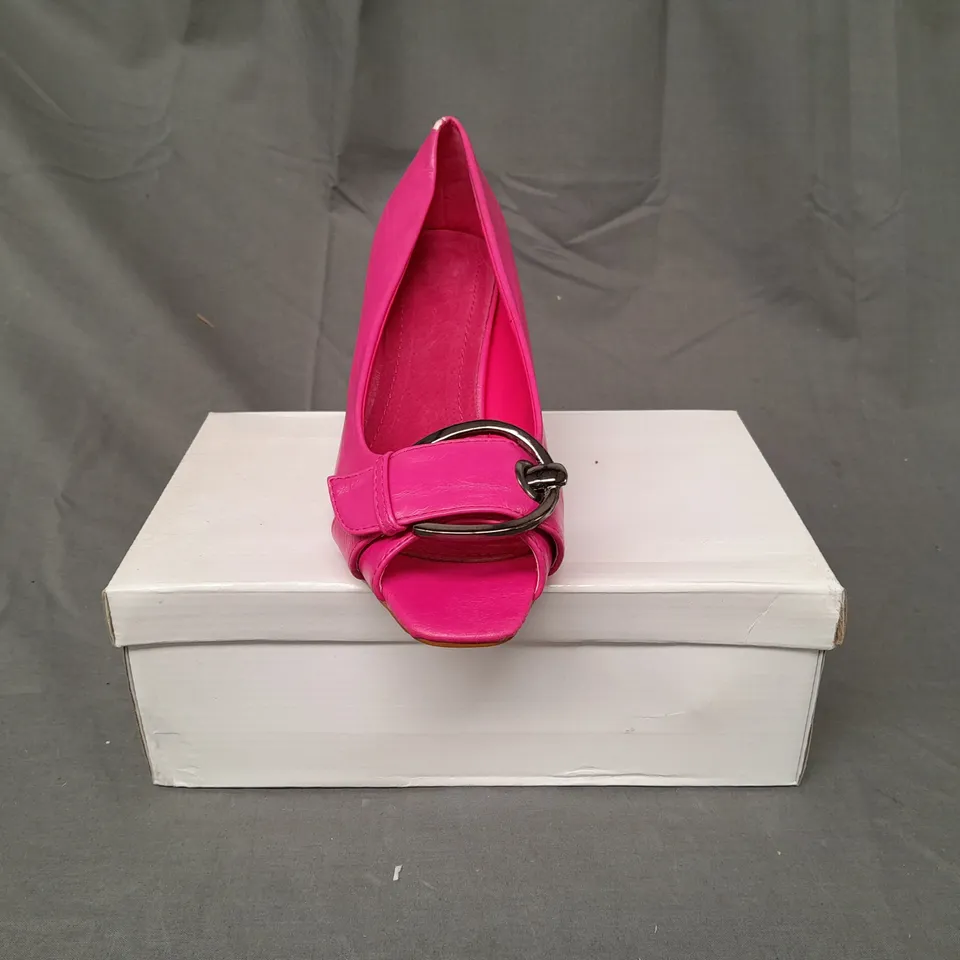 BOXED PAIR OF DESIGNER OPEN TOE MID HEELED SHOES IN FUCHSIA EU SIZE 38