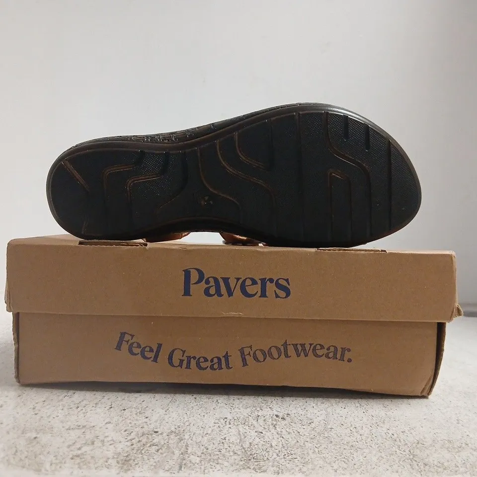 BOXED PAIR OF PAVERS OPEN TOE SANDALS IN TAN SIZE 6
