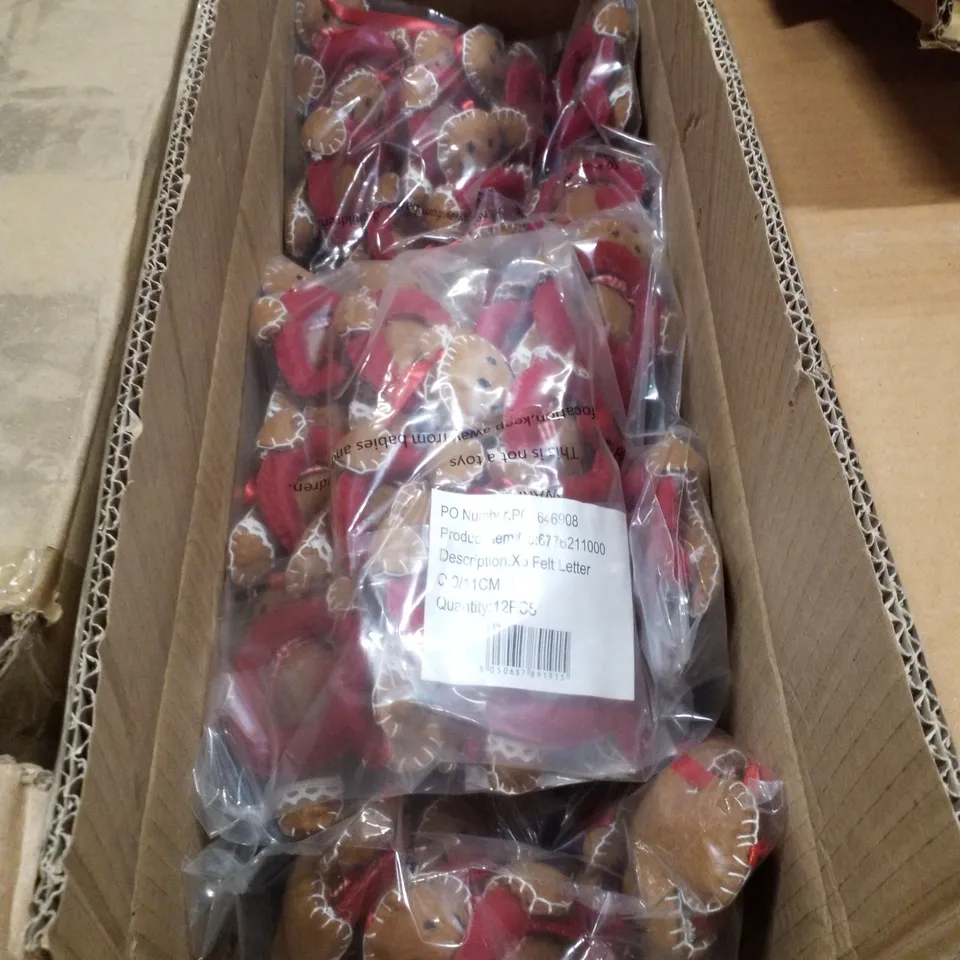 PALLET CONTAINING ASSORTED CHRISTMAS DECORATIONS INCLUDING WOODEN 3 STAR TRAYS, FELT LETTER Q, PLACE MATS, 1000 PIECE JIGSAWS & MACHE DECORATIONS