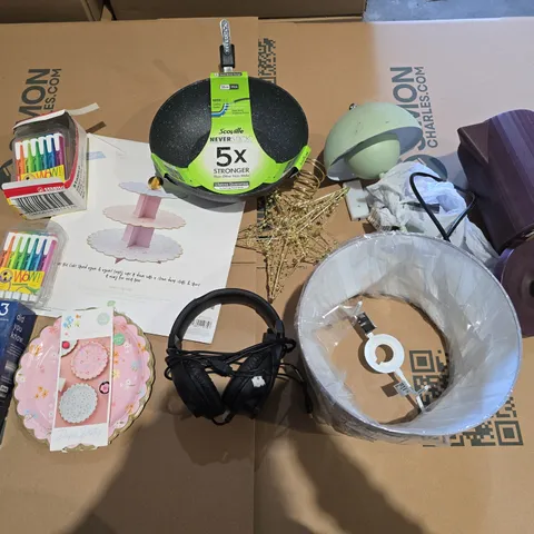 BOX OF APPROXIMATELY 10 ASSORTED HOUSEHOLD ITEMS TO INCLUDE - SHAVER, LAMP SHADES, AND 28CM WOK ETC. 