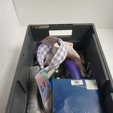 TOTE OF APPROXIMATELY 20 ASSORTED COSMETICS TO INCLUDE: THE AROMATHERAPY CO LOTION