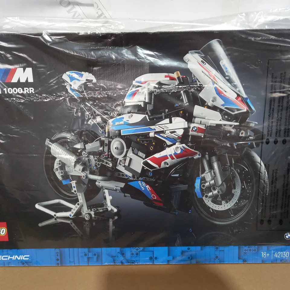 LEGO TECHNIC BMW MOTORRAD M 1000 RR BIG SCALE