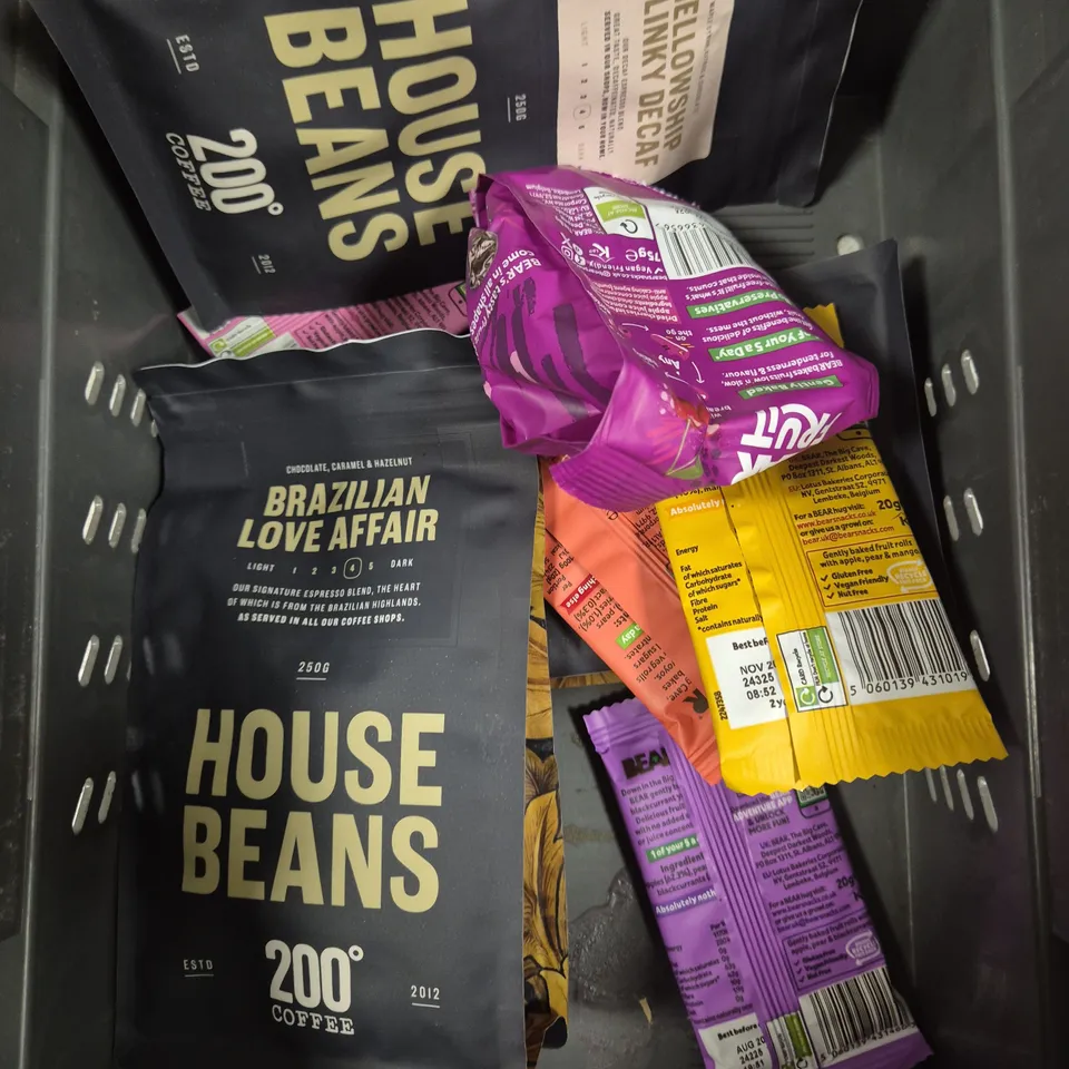 APPROXIMATELY 15 ASSORTED FOOD/DRINK PRODUCTS TO INCLUDE FRUITS BEAR SNACKS, HOUSE BEANS, DIATOMACEOUS EARTH ETC