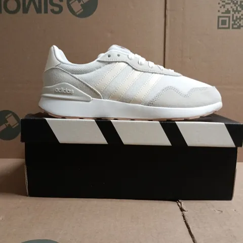 BOXED PAIR OF ADIDAS RUN 60S 4.0 TRAINERS IN WHITE/GREY/CREAM SIZE UK 5