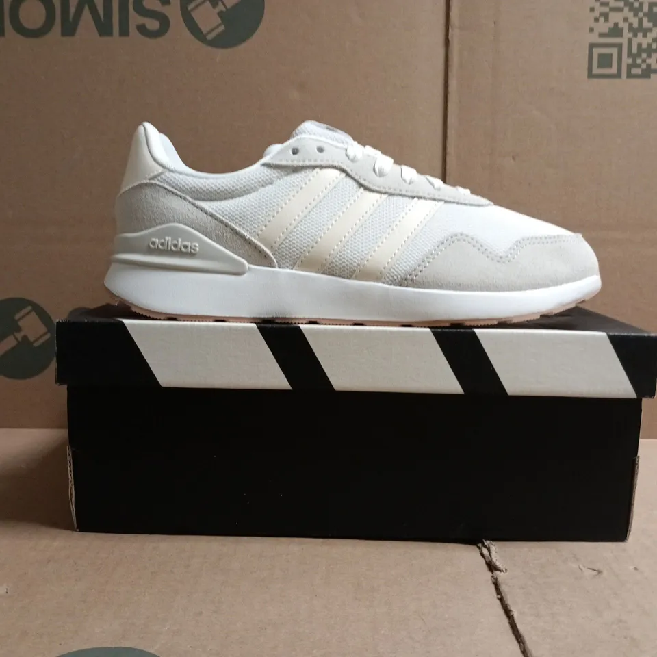 BOXED PAIR OF ADIDAS RUN 60S 4.0 TRAINERS IN WHITE/GREY/CREAM SIZE UK 5