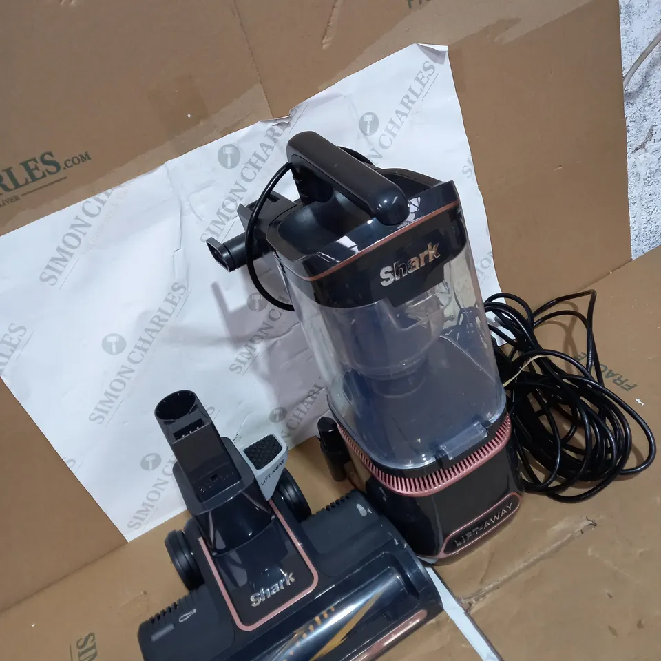 SHARK ANTI HAIR WRAP UPRIGHT PET-HAIR VACUUM