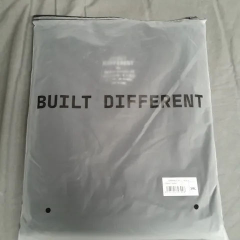 BUILT DIFFERENT V-NECK T-SHIRT, BLACK - SIZE 3XL