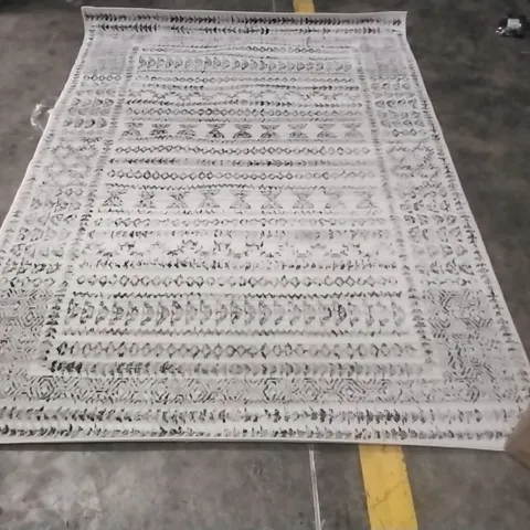 ORIENTAL AREA RUG APPROXIMATELY 150X213CM
