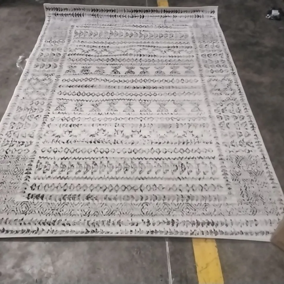 ORIENTAL AREA RUG APPROXIMATELY 150X213CM