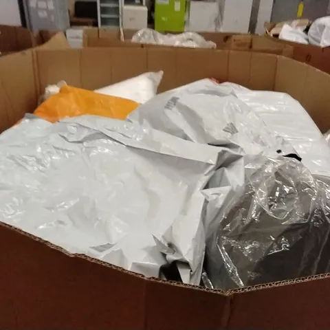 PALLET CONTAINING A LARGE QUANTITY OF PILLOWS