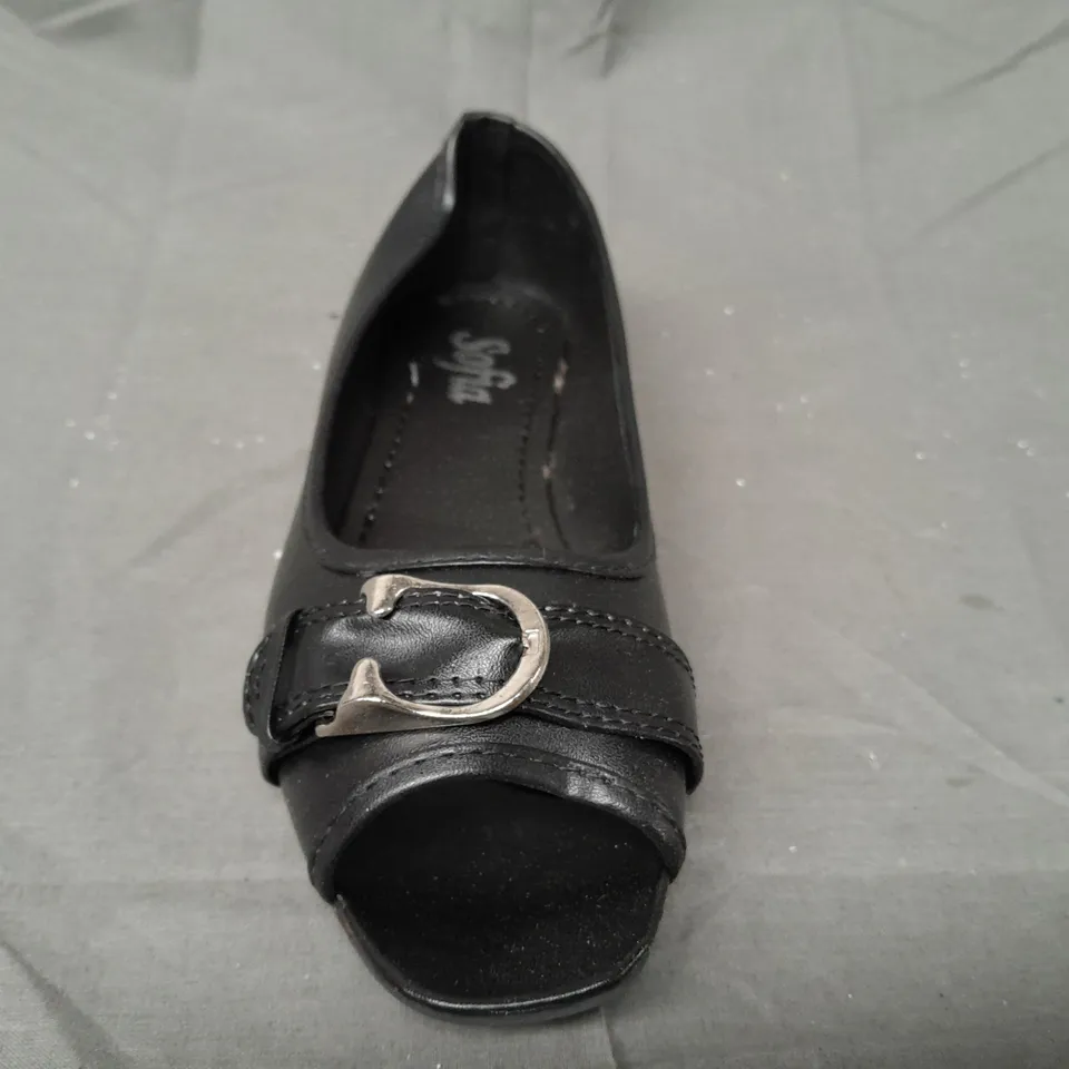 BOX OF APPROXIMATELY 10 BOXED PAIRS OF SOFIA PEEP TOE SLIP-ON SHOES IN BLACK - VARIOUS SIZES
