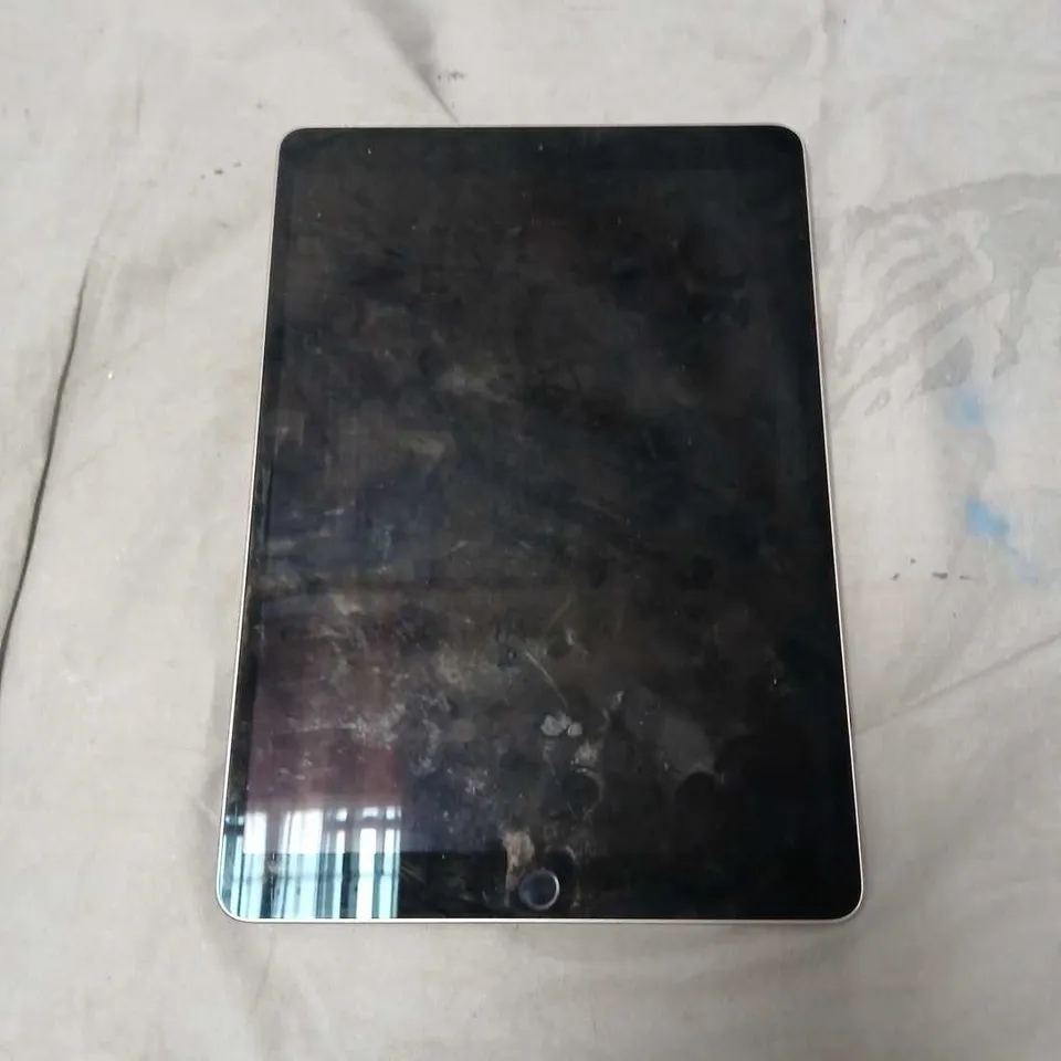 APPLE IPAD PRO 1ST GEN (MODEL A1701) - SILVER TABLET