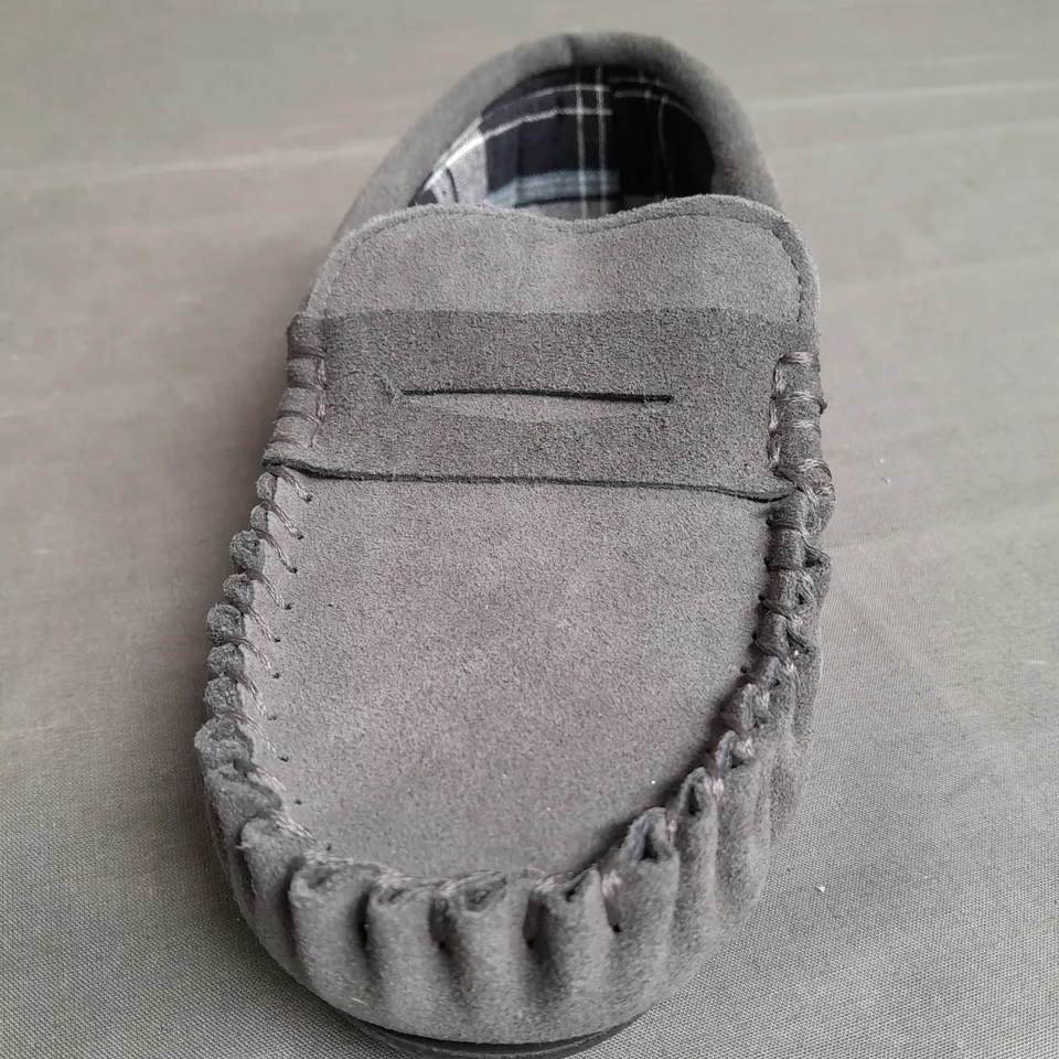 BOXED PAIR OF PAVERS GALOP GREY SLIPPERS SIZE UK 6