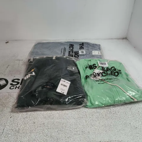 BOX OF APPROXIMATELY 9 ASSORTED CLOTHING ITEMS TO INCLUDE HOODED TOP, BOX FIT RUGBY POLO ETC