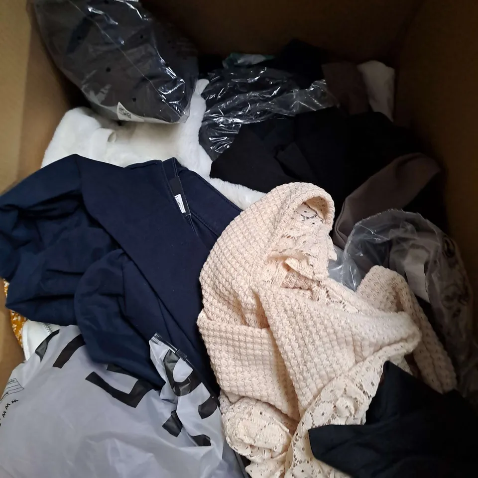 BOX OF APPROXIMATELY 25 ASSORTED CLOTHING ITEMS TO INCLUDE - JEANS, SOCKS, SKIRT ETC 
